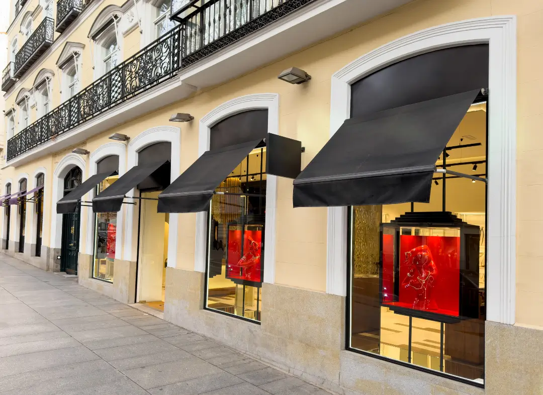Façade vitrine de magasin en aluminium sur mesure à Muret